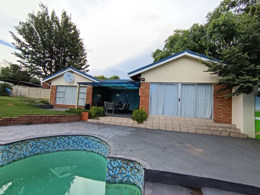 6 Bedroom Property for Sale in Heuwelsig Free State